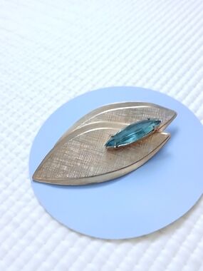 Vintage gold tone leaves, Blue rhinestone Brooch, 3", mint, rare